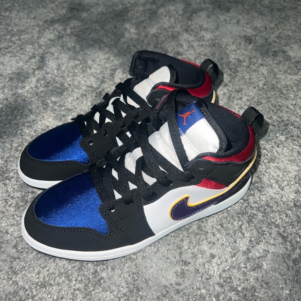 Jordan 1 mid “ Rivals “
Boy Preschool size 3
Never worn , no box